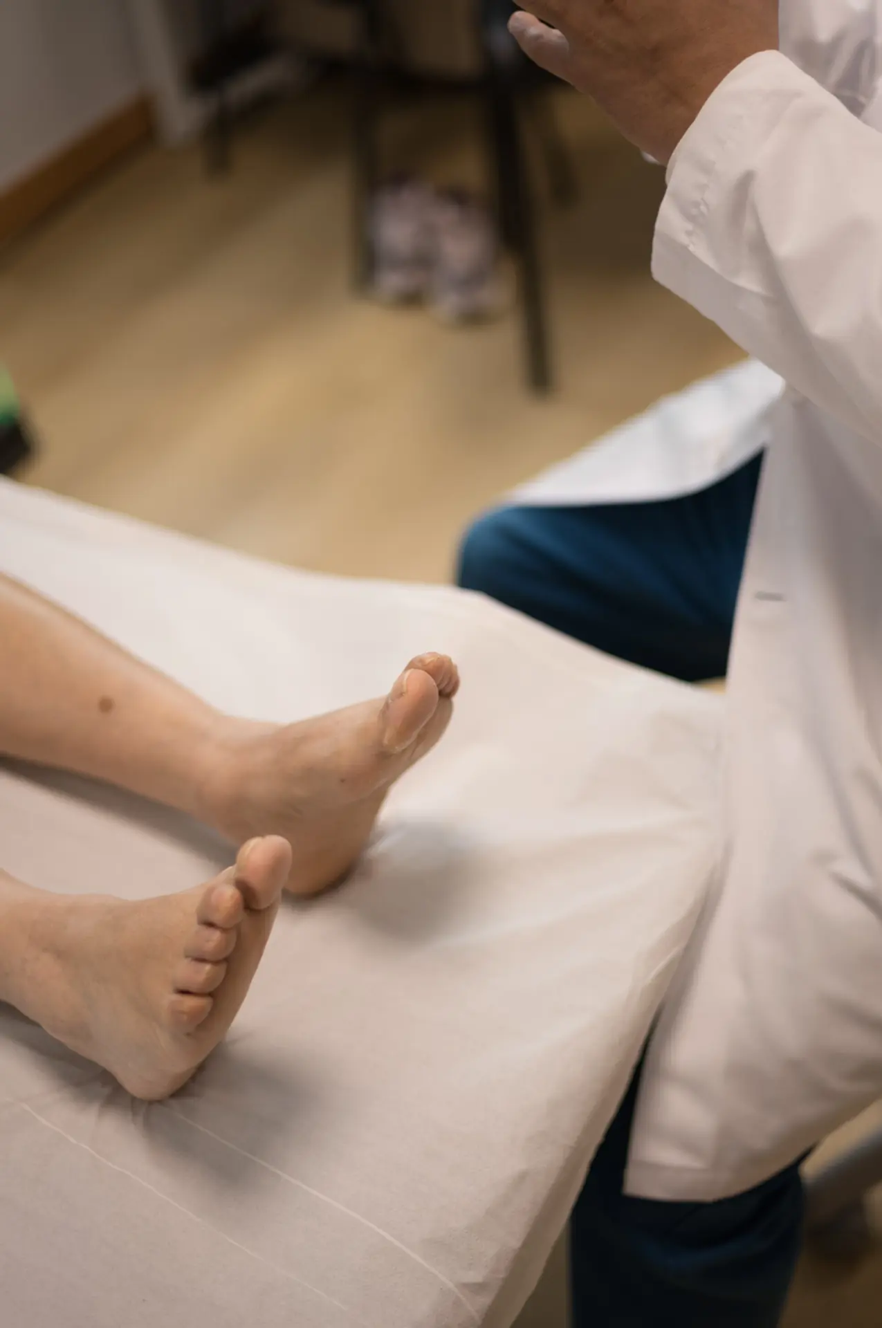 Exploración comparativa de los dos pies en la camilla — Traumatología Mugisalud Bilbao